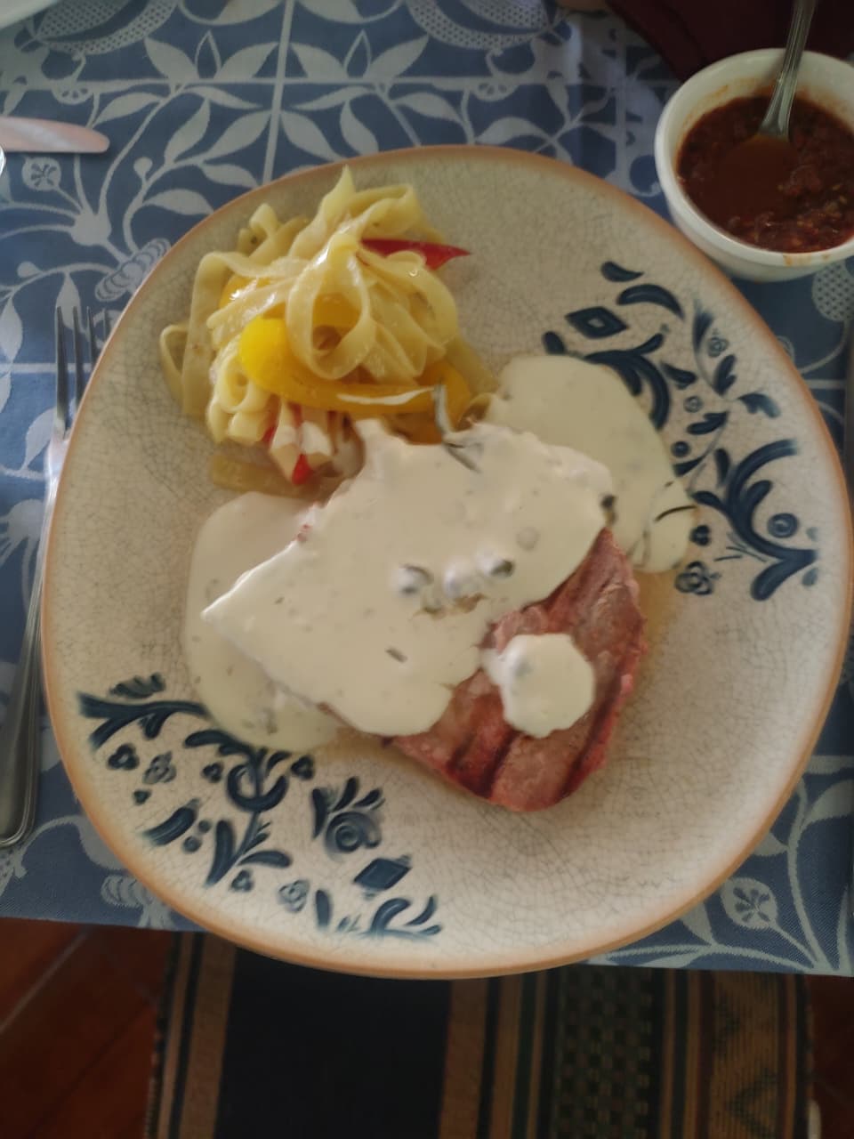 Atún fresco salsa romero