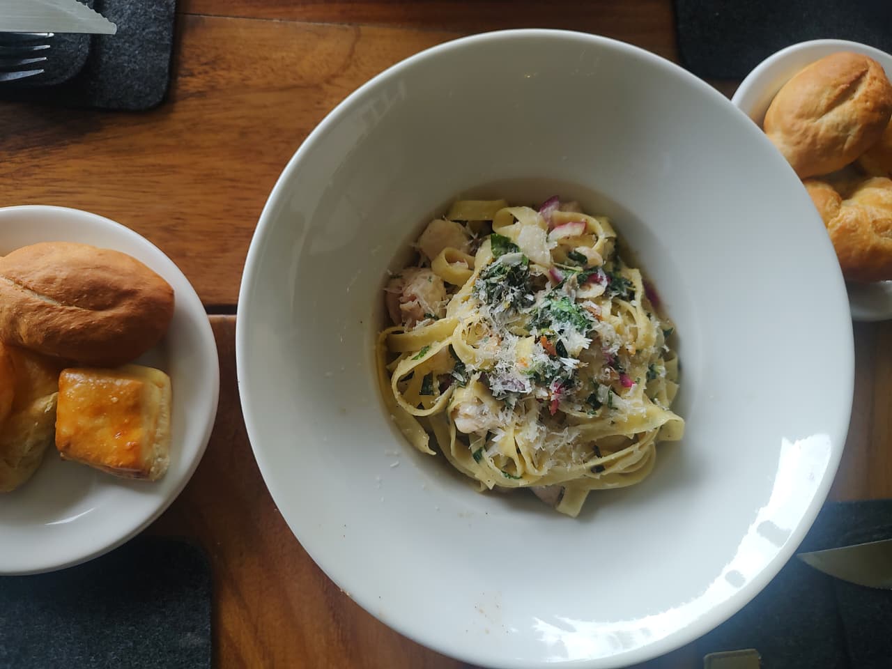 Fetuccine al pesto con huachinango